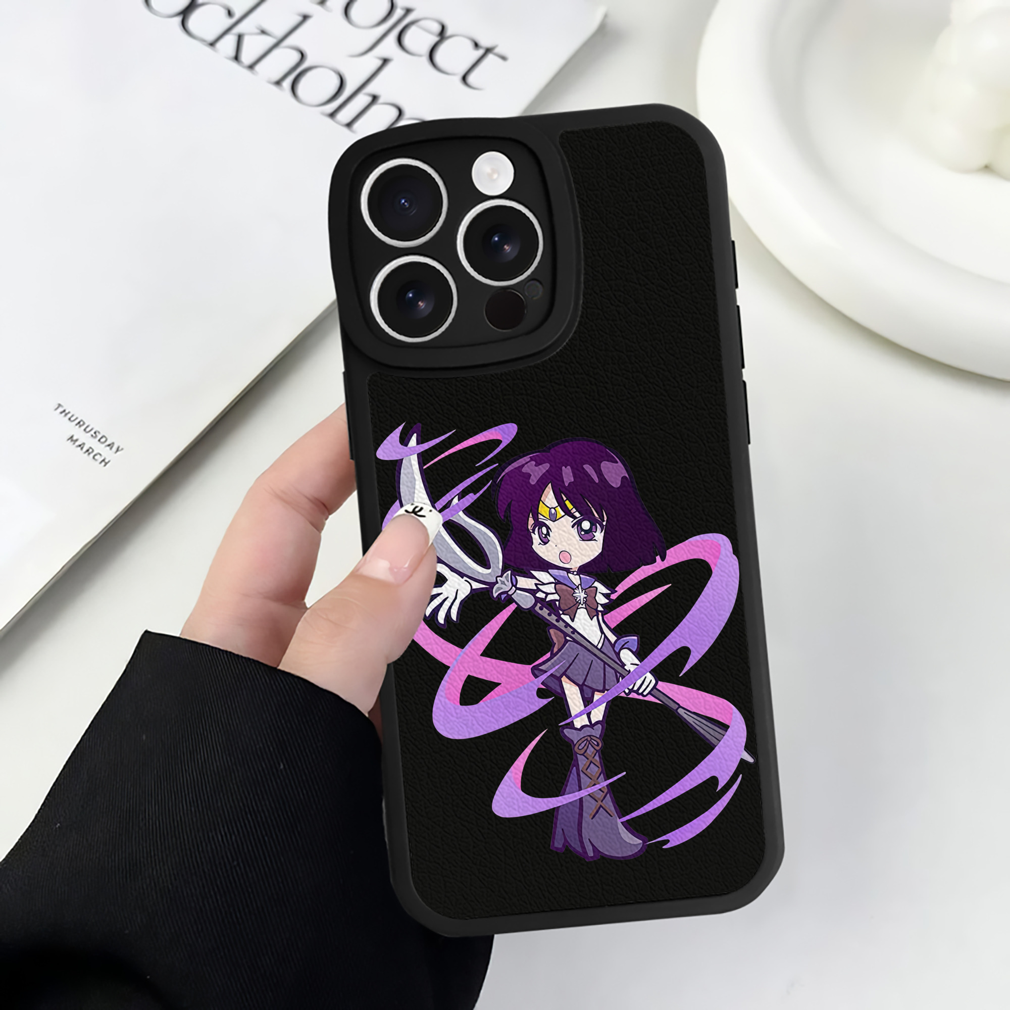 （画像用） 美少女戦士セーラームーン 土萠ほたる Sailor Moon Tomoe Hotaru （セーラーサターン；Sailor Saturn） 【iPhone 16シリーズ対応】シリコンスマホケース（レザー調） 材質：シリコン